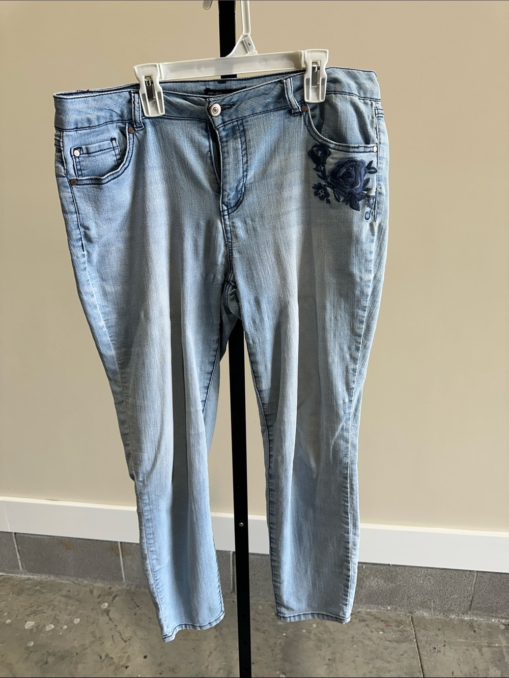 Miss Poured in Blue embroidered jeans size 12 women’s
